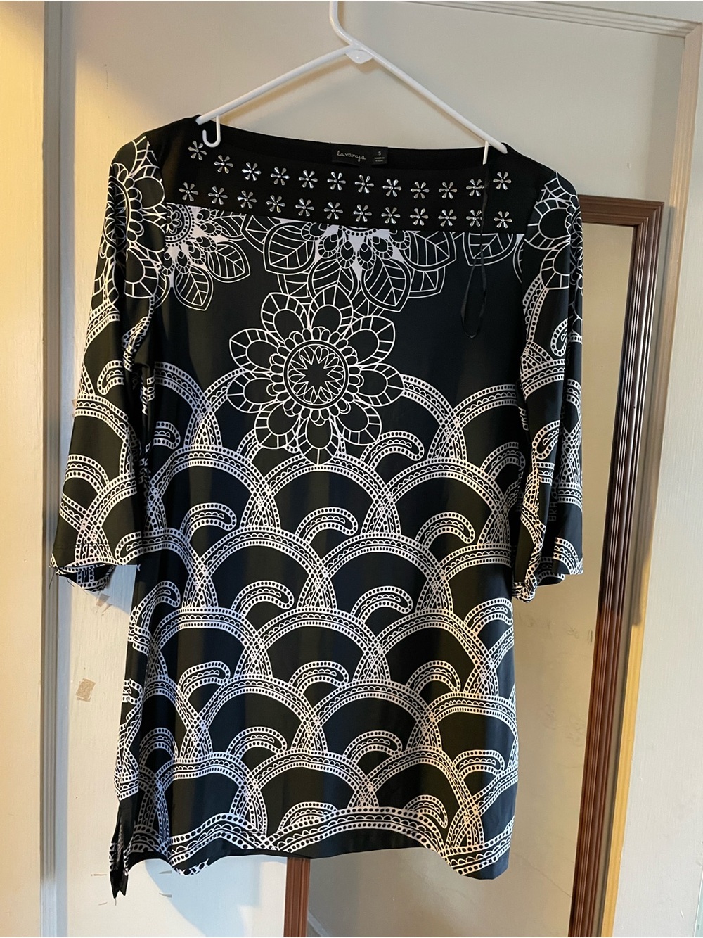 Black and White Floral Scallop Print Top